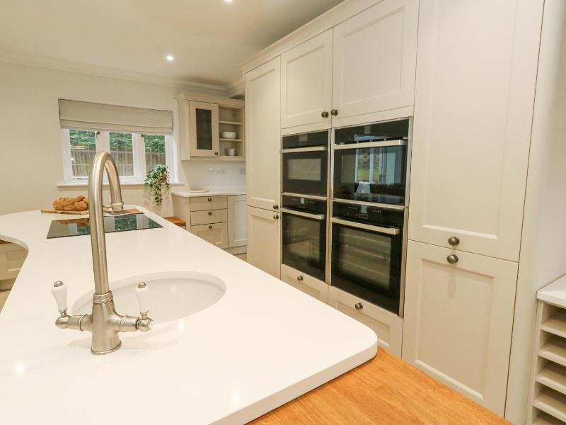 Sunningdale Rise - image 19