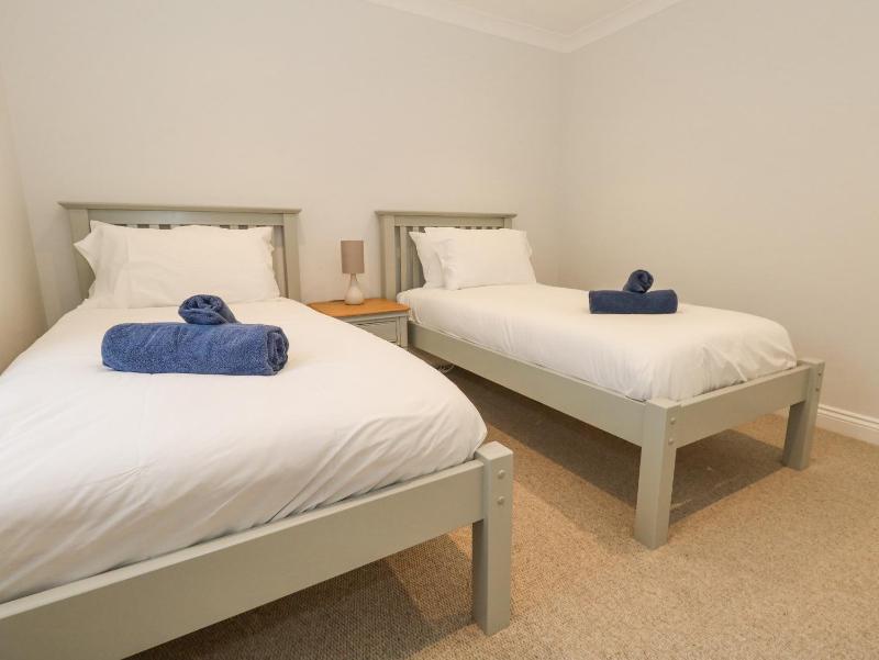 Sunningdale Rise - image 28