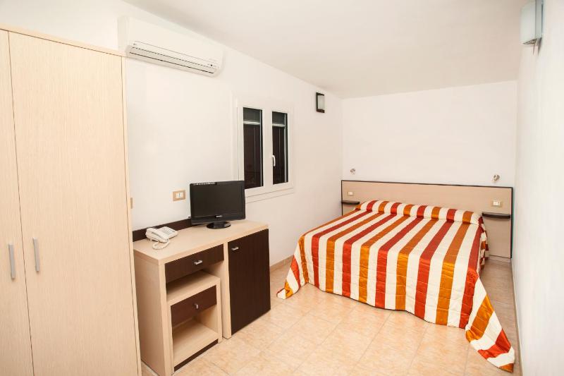 Standard Double Room image 2