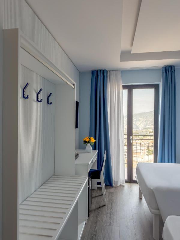 Classic Quadruple Room image 4