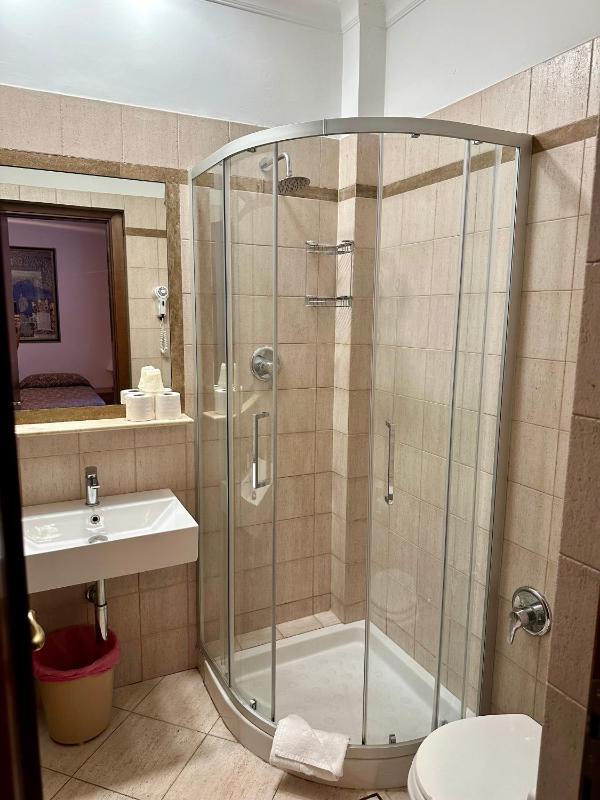 Double or Twin Room image 4