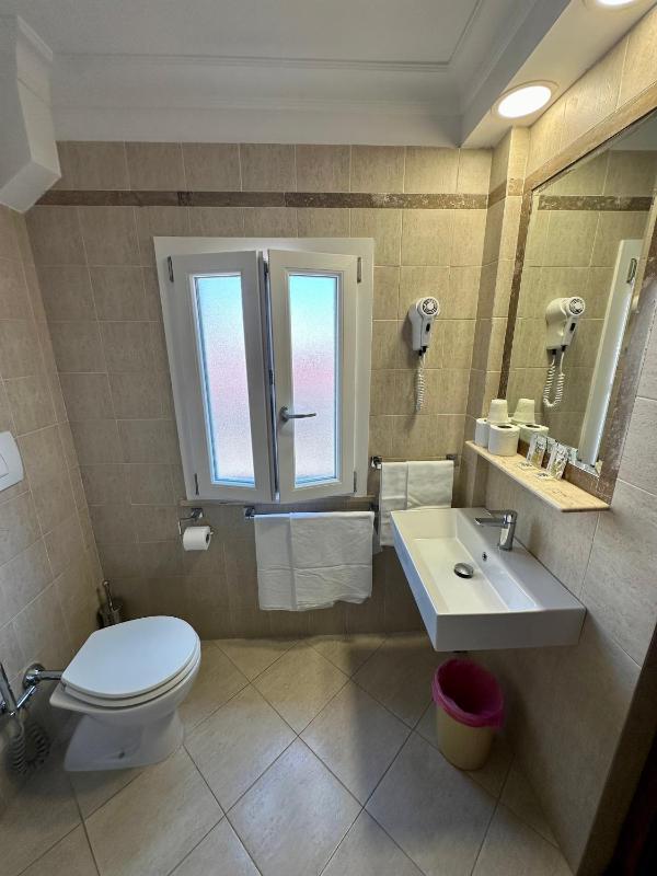 Double or Twin Room image 3