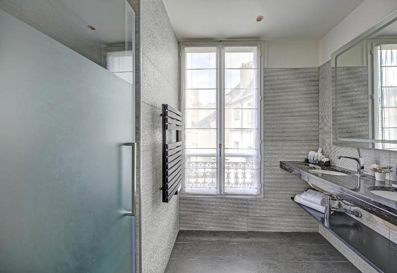 Junior Suite with Balcony image 2