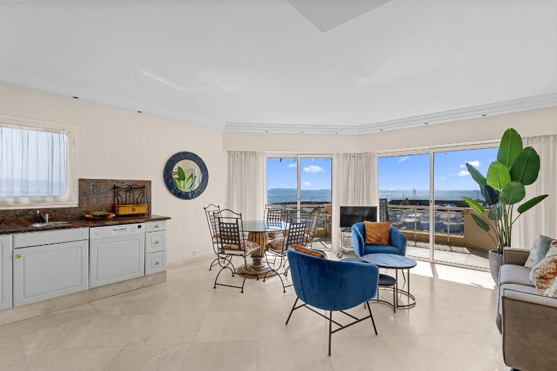Riviera Beach Hotel - image 4