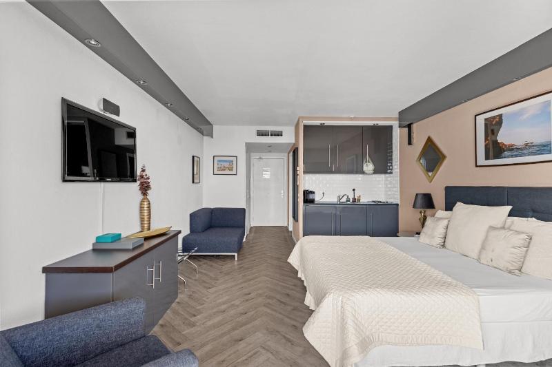 Riviera Beach Hotel - image 14