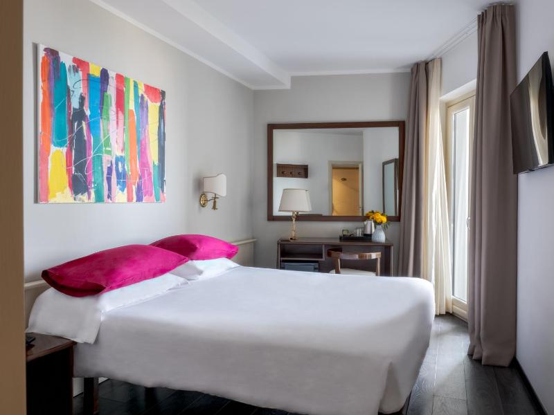 Double or Twin Room image 3