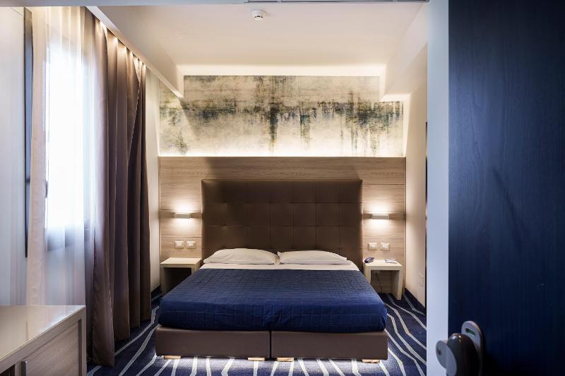 Classic Double Room image 4
