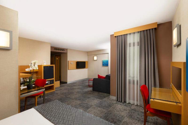 Deluxe Family Room image 4