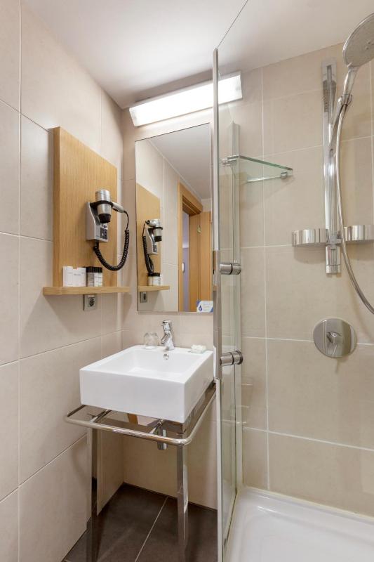 Deluxe Family Room image 2