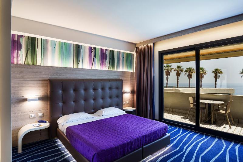 Deluxe Double Room with Balcony image 2