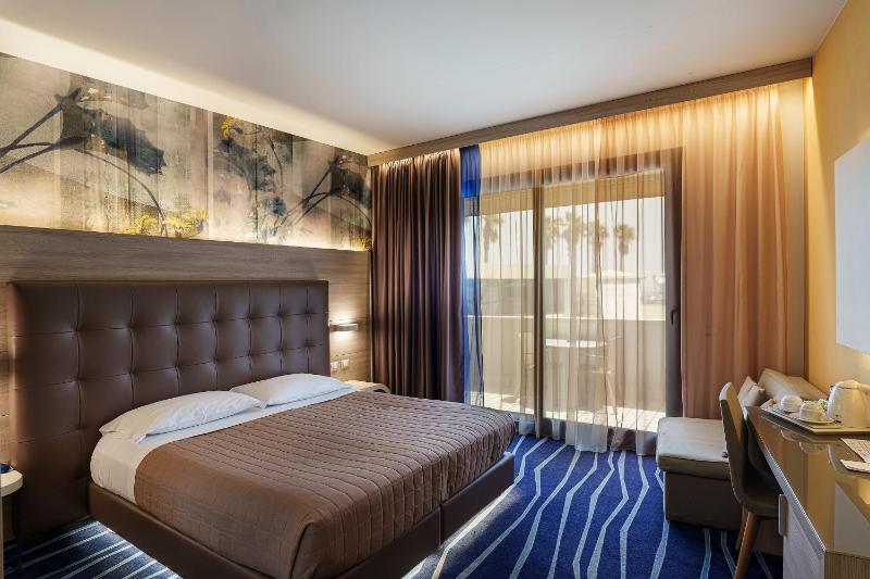 Superior Double or Twin Room with Pool View image 1