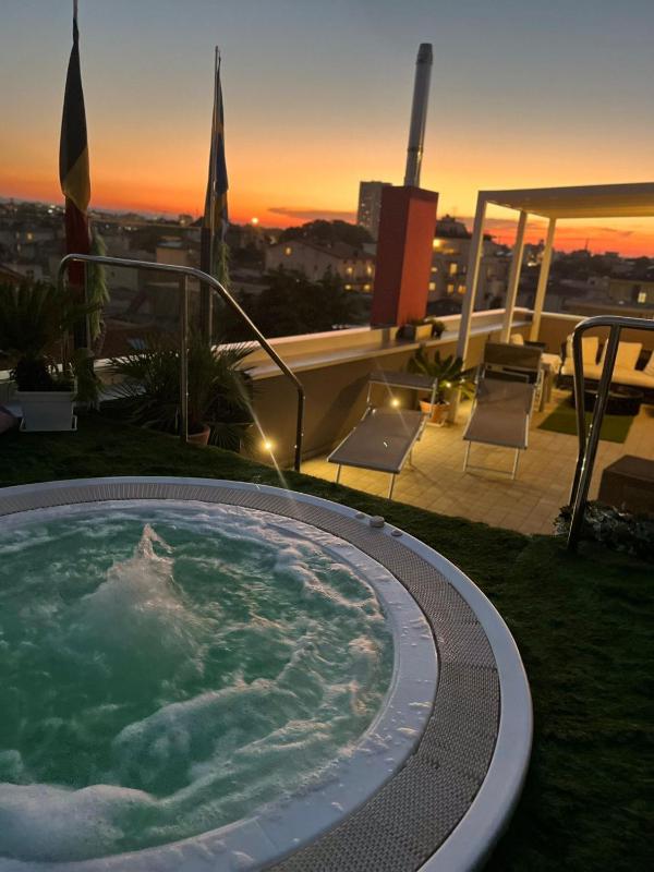 Q Hotel - image 3