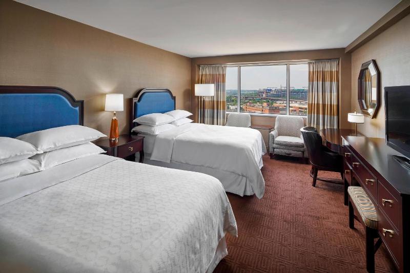Traditional, Guest room, 2 Double, City view image 1