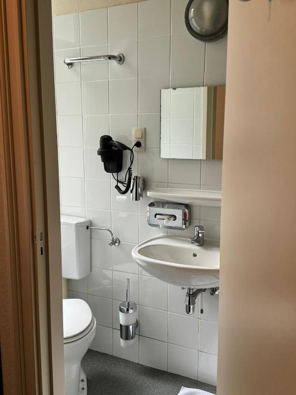 Single Room image 4