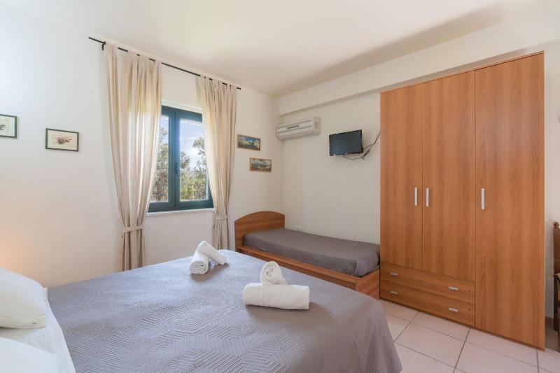Double or Twin Room with Garden View image 4