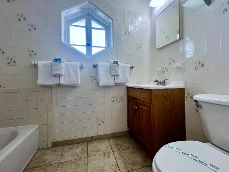 Ocean Court Beachfront Hotel - image 26