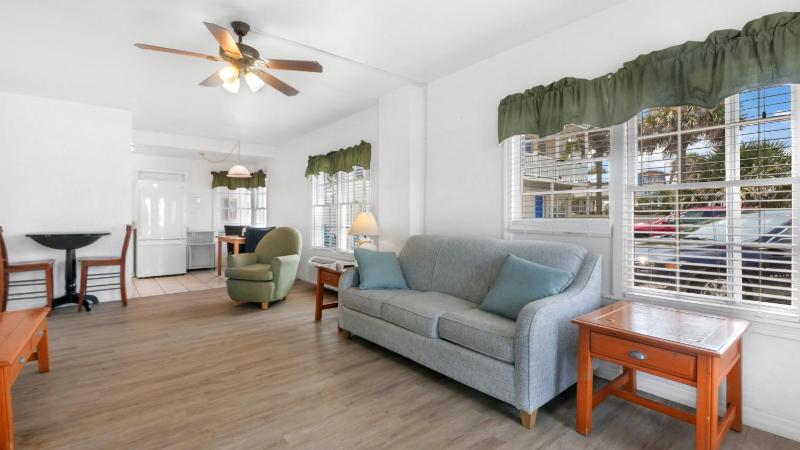 Ocean Court Beachfront Hotel - image 34