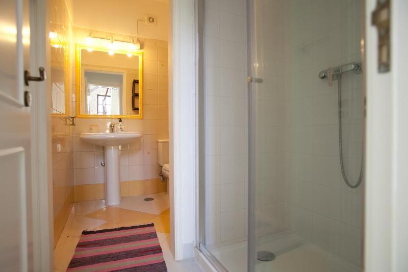 Twin Room with Shared Bathroom image 2