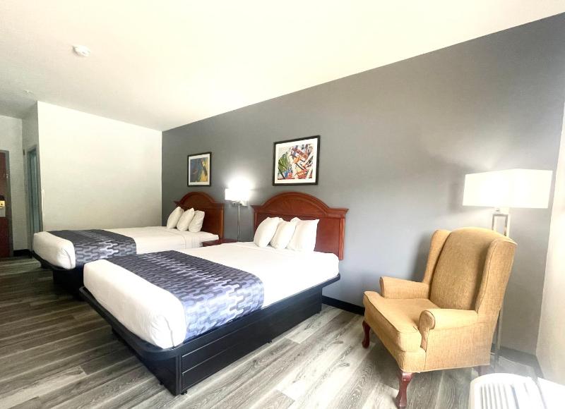 Queen Room with Two Queen Beds - Non-Smoking image 2