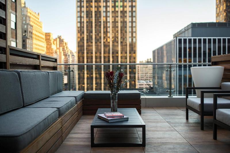King Suite with Balcony image 4