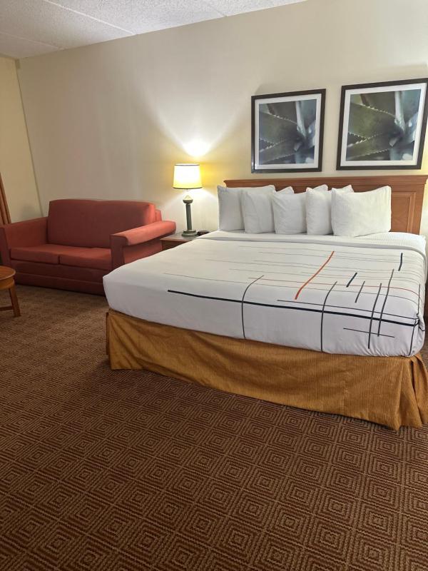 King Room with Sofa Bed image 4