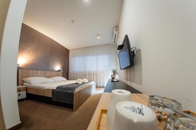 Double Room with Patio image 4