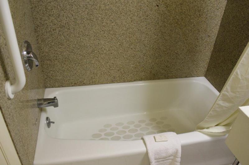 Queen Room with Two Queen Beds - Non-Smoking (4 Adults) image 2