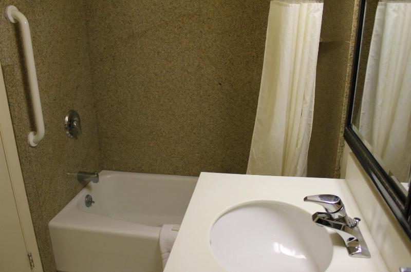 Queen Room with Two Queen Beds - Non-Smoking (4 Adults) image 4