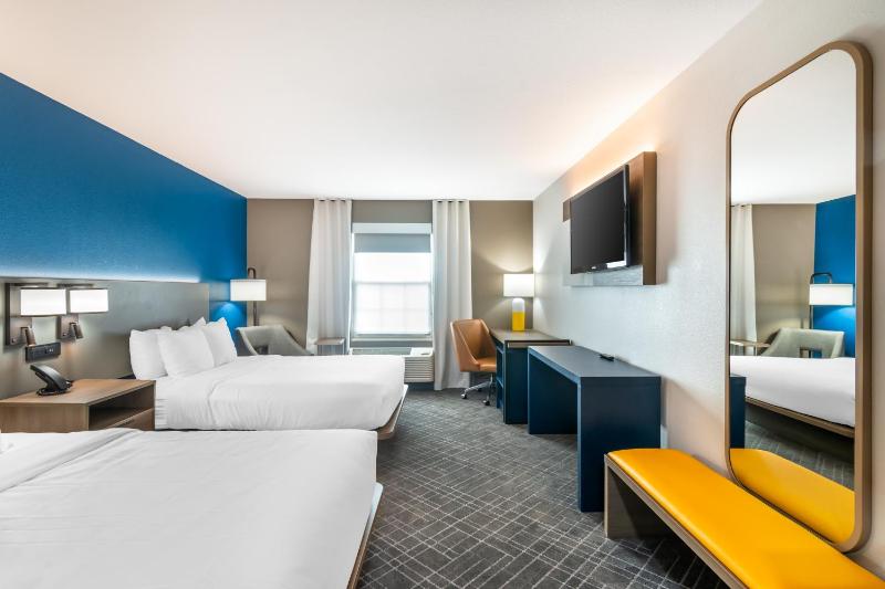 Queen Room with Two Queen Beds - Non-Smoking image 4