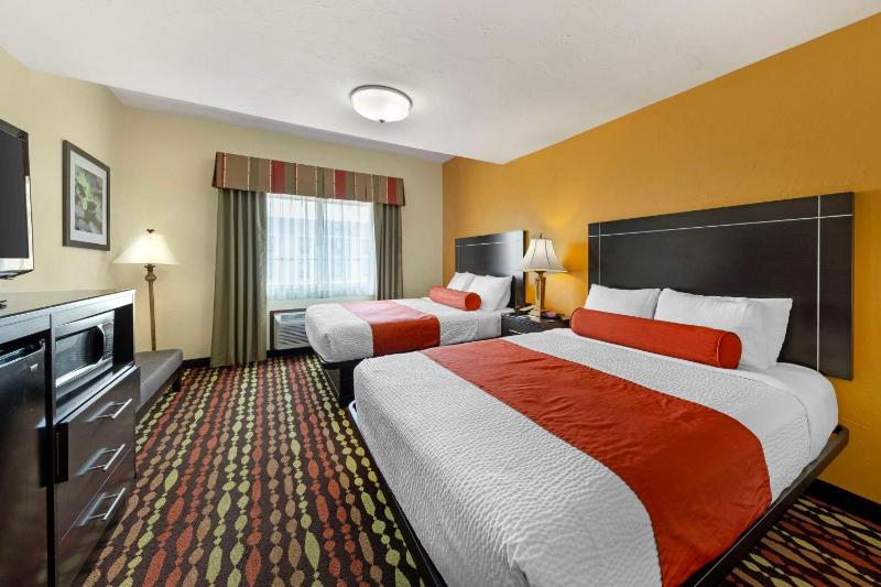 Queen Suite with Two Queen Beds and Sofa Bed - Non-Smoking image 1
