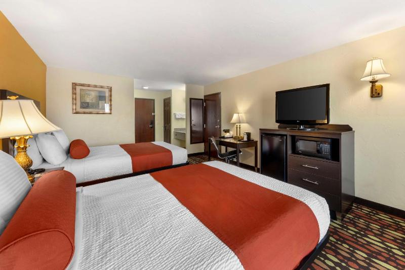Queen Room with Two Queen Beds - Pet Friendly/Non-Smoking image 4