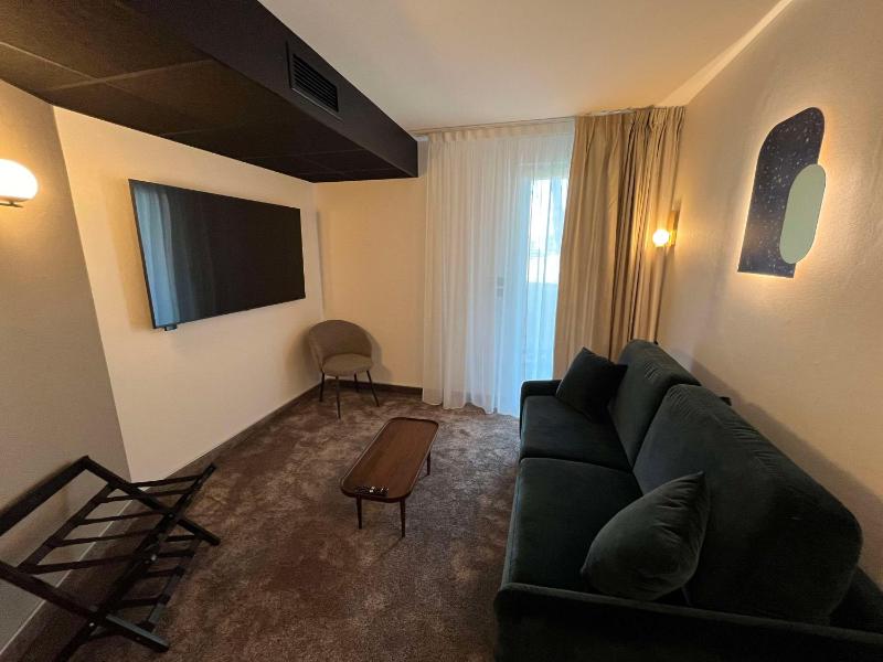 King Suite with Sofa Bed for Children - Non-Smoking image 4