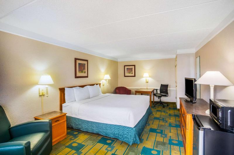 Deluxe King Room - Non-Smoking image 2