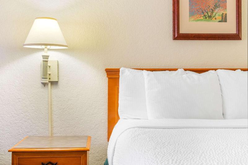 Double Room - Non-Smoking  image 4