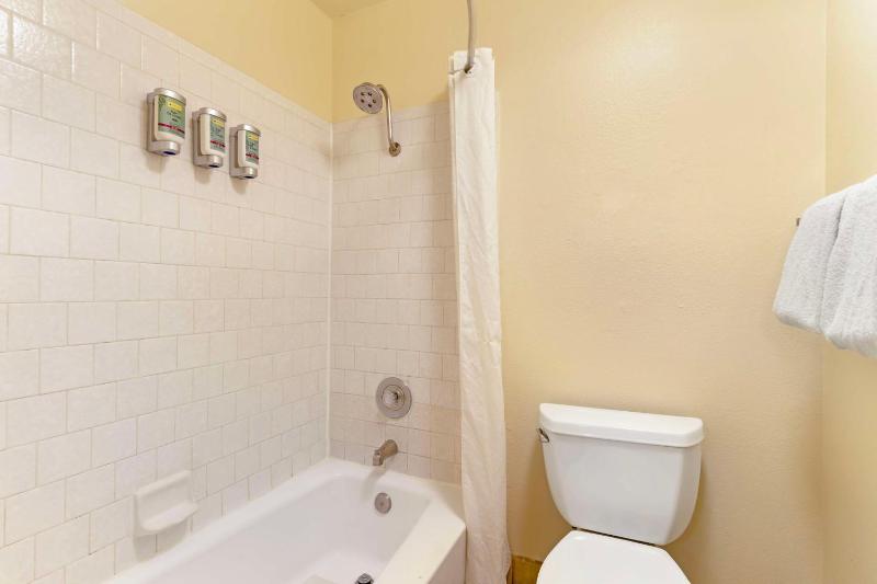 Queen Room - Non-Smoking image 3