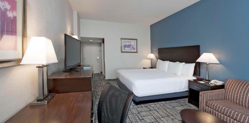 King Suite - Non-Smoking image 3
