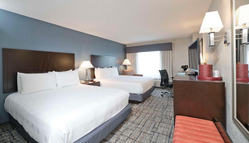 Queen Room with Two Queen Beds and Bath Tub - Mobility Access/Non-Smoking image 3