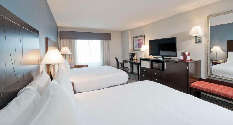 Queen Room with Two Queen Beds and Bath Tub - Mobility Access/Non-Smoking image 4