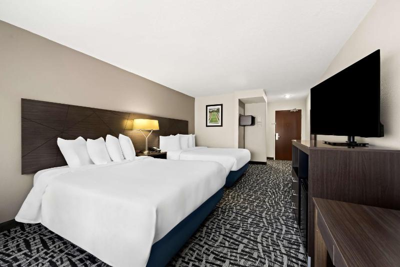 Queen Room with Two Queen Beds - Non-Smoking image 4