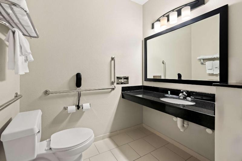 Queen Room with Two Queen Beds and Bath Tub - Disability Access/Non-Smoking image 2