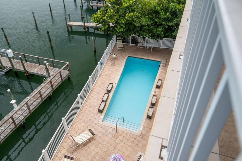 404 Bay Harbor - image 13