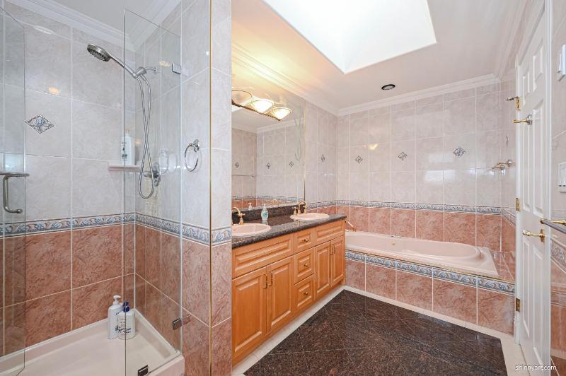 7 Bedrooms in the Heart of Vancouver - image 15