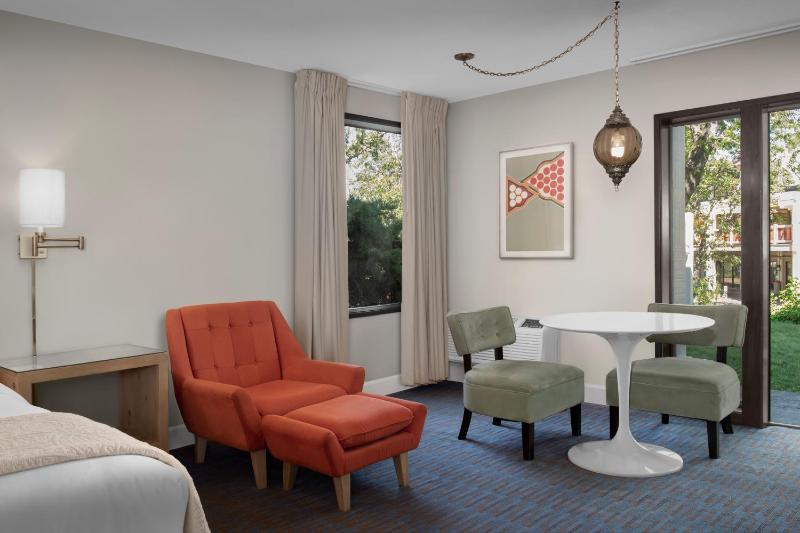 Superior King Room image 3
