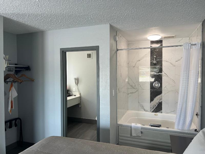 King Suite - Non Smoking image 2