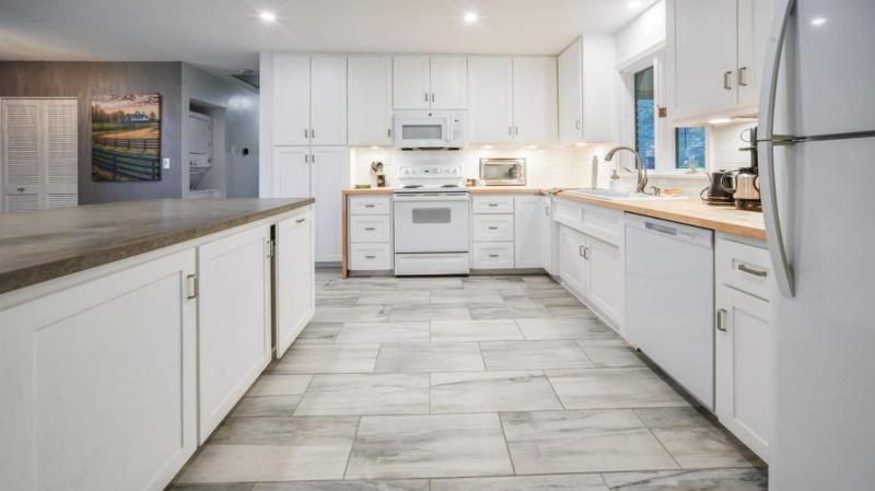 Spacious 5-Bedroom Retreat for 12 in Serene Neighborhood Near Louisville's Best Attractions - image 18