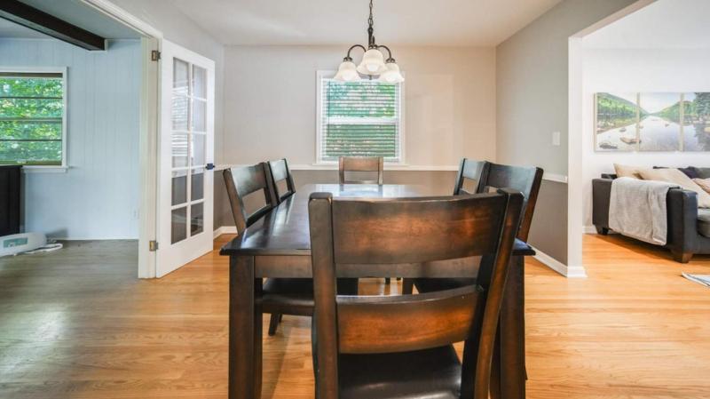 Spacious 5-Bedroom Retreat for 12 in Serene Neighborhood Near Louisville's Best Attractions - image 11