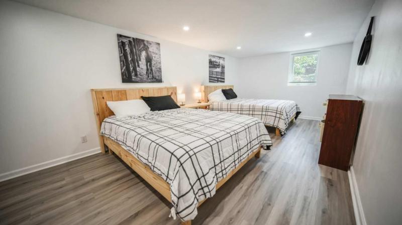 Spacious 5-Bedroom Retreat for 12 in Serene Neighborhood Near Louisville's Best Attractions - image 12