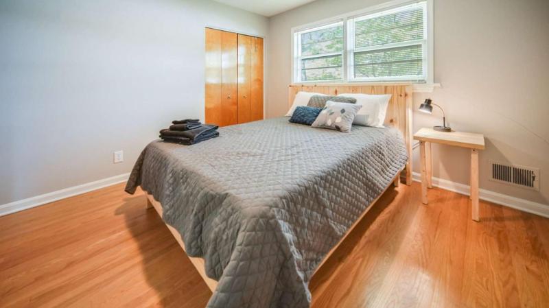 Spacious 5-Bedroom Retreat for 12 in Serene Neighborhood Near Louisville's Best Attractions - image 28