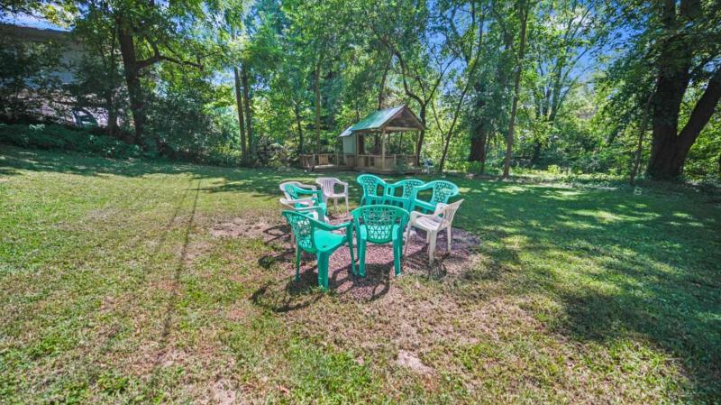 Spacious 5-Bedroom Retreat for 12 in Serene Neighborhood Near Louisville's Best Attractions - image 46