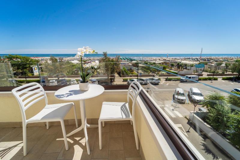 Quadruple Room with Sea View image 3